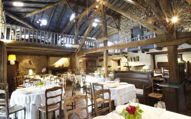 Interior de piedra y madera del restaurante Baserri Maitea.