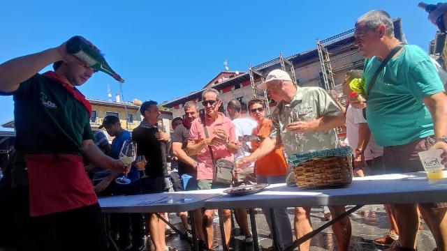 La sidrá ayudó a aliviar el sofocante calor que acompañó al Dia del Baserritarra.