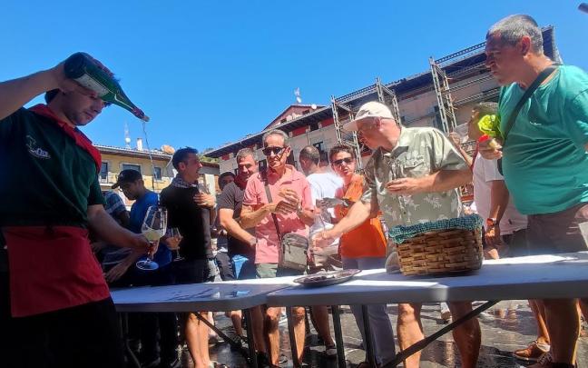 La sidrá ayudó a aliviar el sofocante calor que acompañó al Dia del Baserritarra.