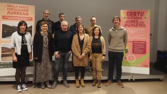 Representantes de los municipios, junto a miembros de Iraurgi Berritzen y Laien, en la presentación de la campaña.
