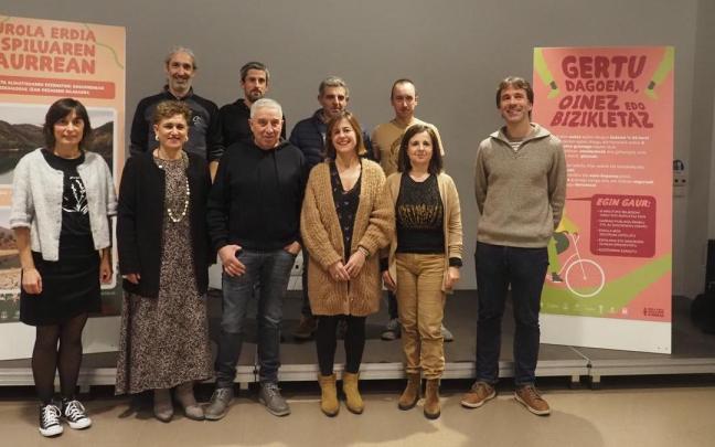 Representantes de los municipios, junto a miembros de Iraurgi Berritzen y Laien, en la presentación de la campaña.