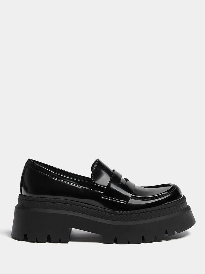 Mocasines negros.
