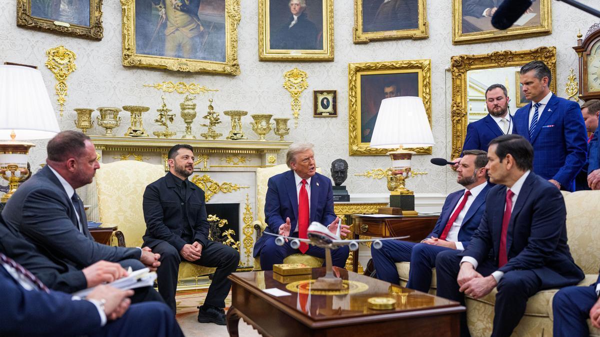 Zelenski y Trump, reunidos junto a sus asesores en el Despacho Oval de la Casa Blanca.