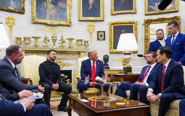 Zelenski y Trump, reunidos junto a sus asesores en el Despacho Oval de la Casa Blanca.
