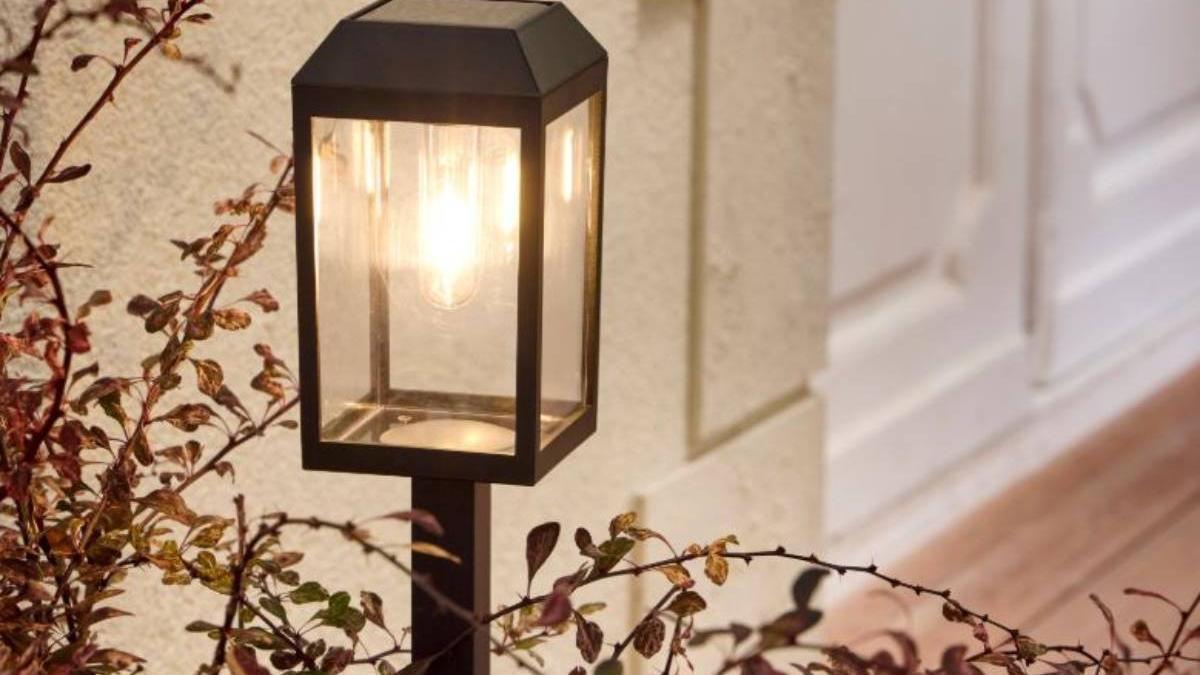 Baliza jardín solar exterior LED negra INSPIRE Pediona IP54 sensor crepuscular.