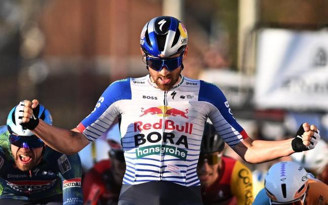 Meeus festeja la victoria en Le Samyn.