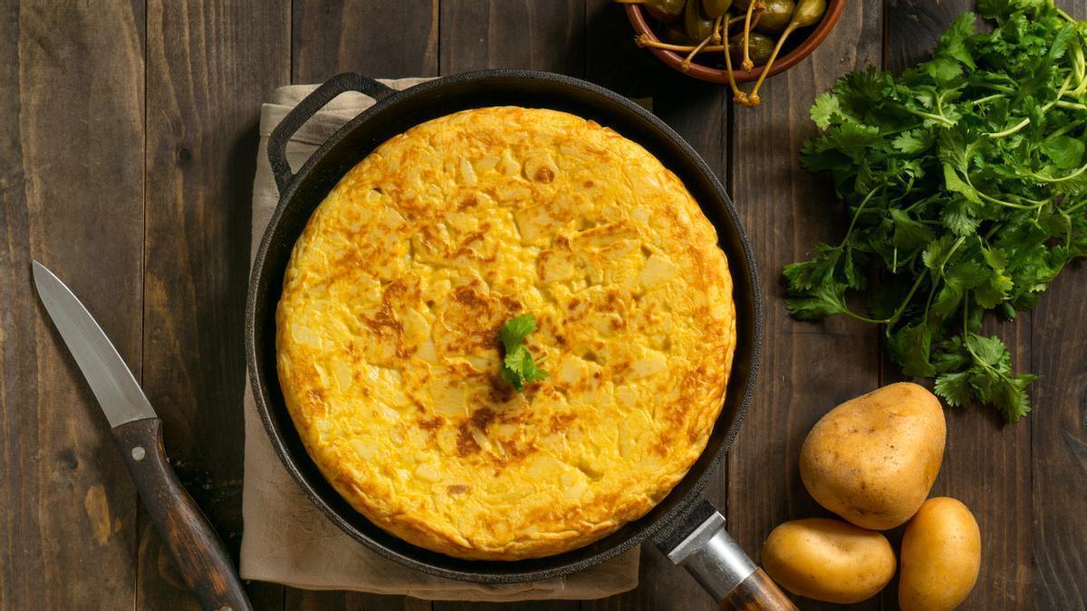 Tortilla de patata en una sartén