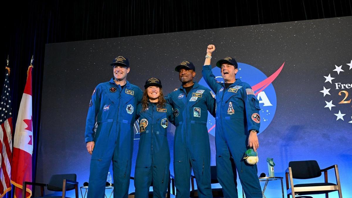 Los astronautas durante el acto de bienvenida tras su vuelta a la Tierra.