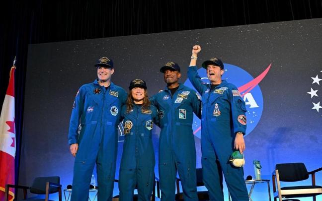 Los astronautas durante el acto de bienvenida tras su vuelta a la Tierra.