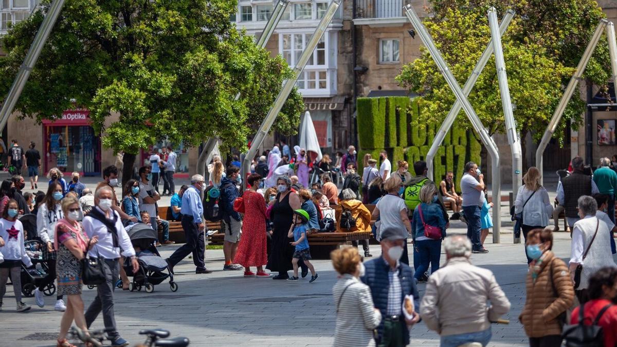 Personas paseando por la plaza de la Virgen Blanca