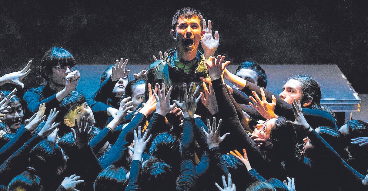 Leioako Kantika Koraleko kideak ‘Galerna. Azken bidaia’ ikuskizunean.