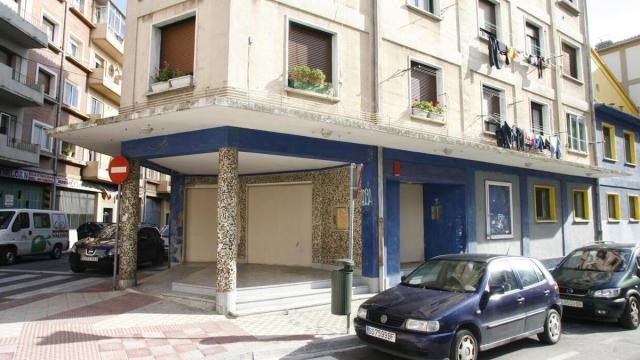 Fachada del viejo cine Guelbenzu de la Milagrosa, cerrado desde 2003.