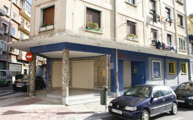 Fachada del viejo cine Guelbenzu de la Milagrosa, cerrado desde 2003. Fachada del viejo cine Guelbenzu de la Milagrosa, cerrado desde 2003.