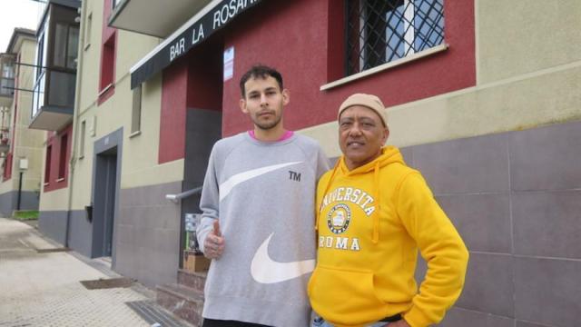 Jonathan Correa y Edu Portuondo, delante del bar de la Rosario.