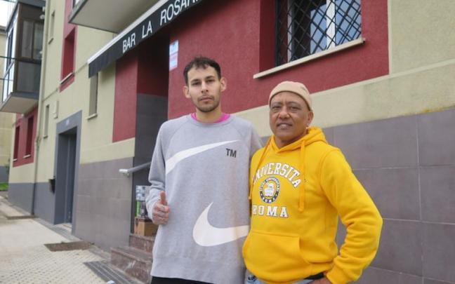 Jonathan Correa y Edu Portuondo, delante del bar de la Rosario.