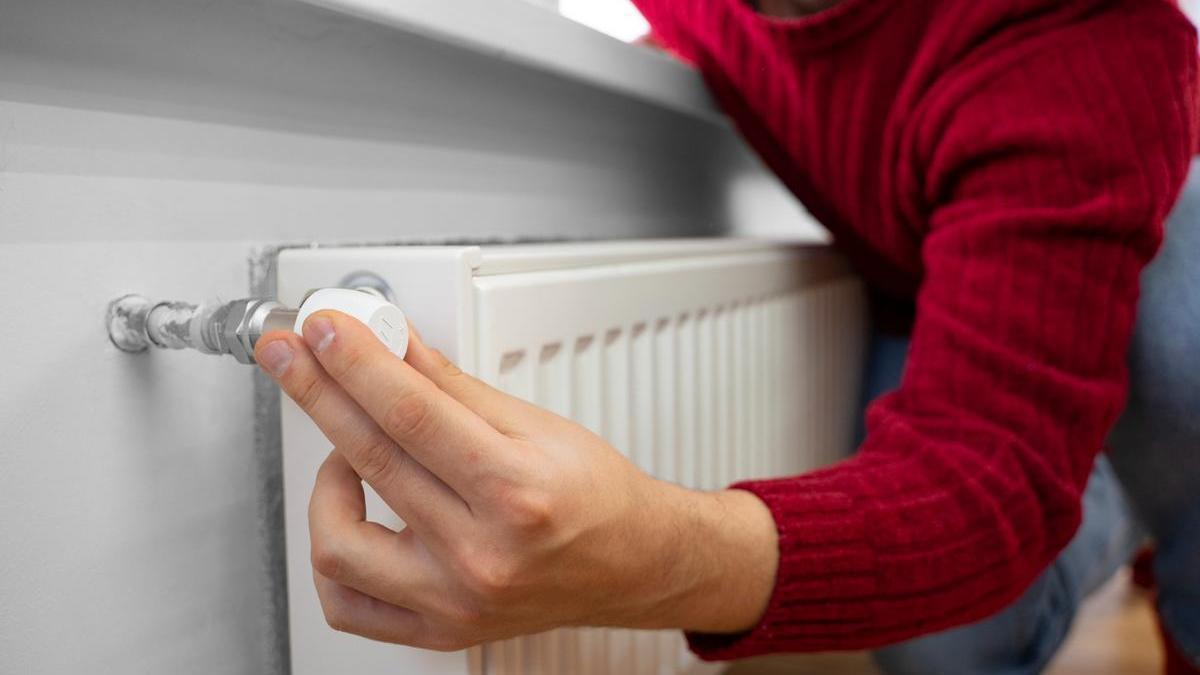 Una persona trata de ajustar la calefacción de su casa