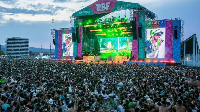 Fotografía de una edición del Reggaeton Beach Festival.