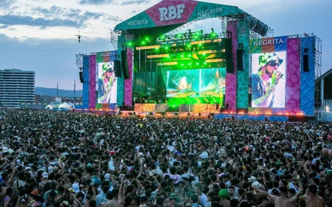 Fotografía de una edición del Reggaeton Beach Festival.