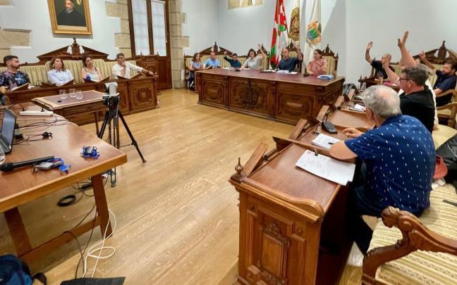 Foto de la sesión plenaria celebrada el pasado jueves en Hondarribia. / N.G. Foto de la sesión plenaria celebrada el pasado jueves en Hondarribia.