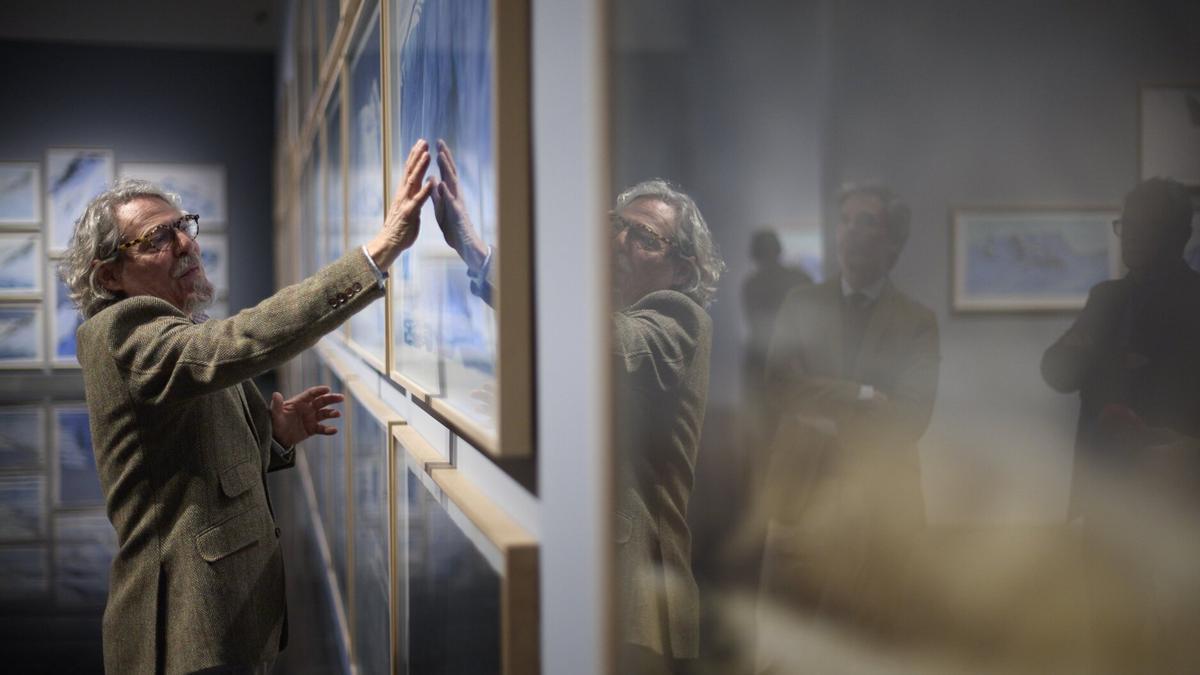 Lazkano, junto a varias piezas de su exposición "Natura Fugit", que se refuerza con el cortometraje de animación del mismo nombre.