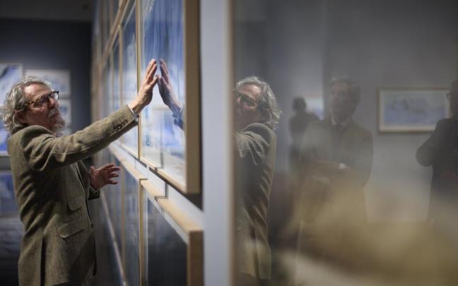 Lazkano, junto a varias piezas de su exposición "Natura Fugit", que se refuerza con el cortometraje de animación del mismo nombre.