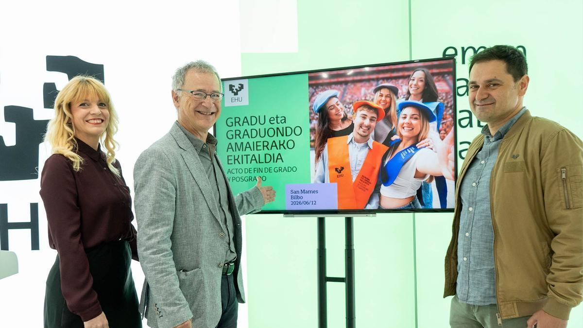 Presentación del acto de fin de grado y posgrado de la EHU a cargo de Joxerramon Bengoetxea, Estitxu Garai y Asier Blas.
