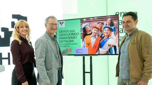Presentación del acto de fin de grado y posgrado de la EHU a cargo de Joxerramon Bengoetxea, Estitxu Garai y Asier Blas.