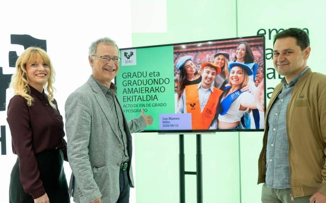 Presentación del acto de fin de grado y posgrado de la EHU a cargo de Joxerramon Bengoetxea, Estitxu Garai y Asier Blas.