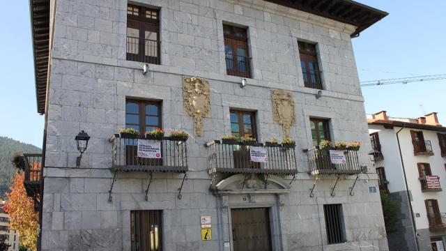 Argiak udaletxe aurrean piztuko dira.