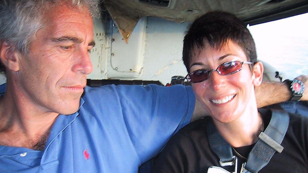 Jeffrey Epstein y su pareja, Ghislaine Maxwell, condenada por tráfico sexual de menores.