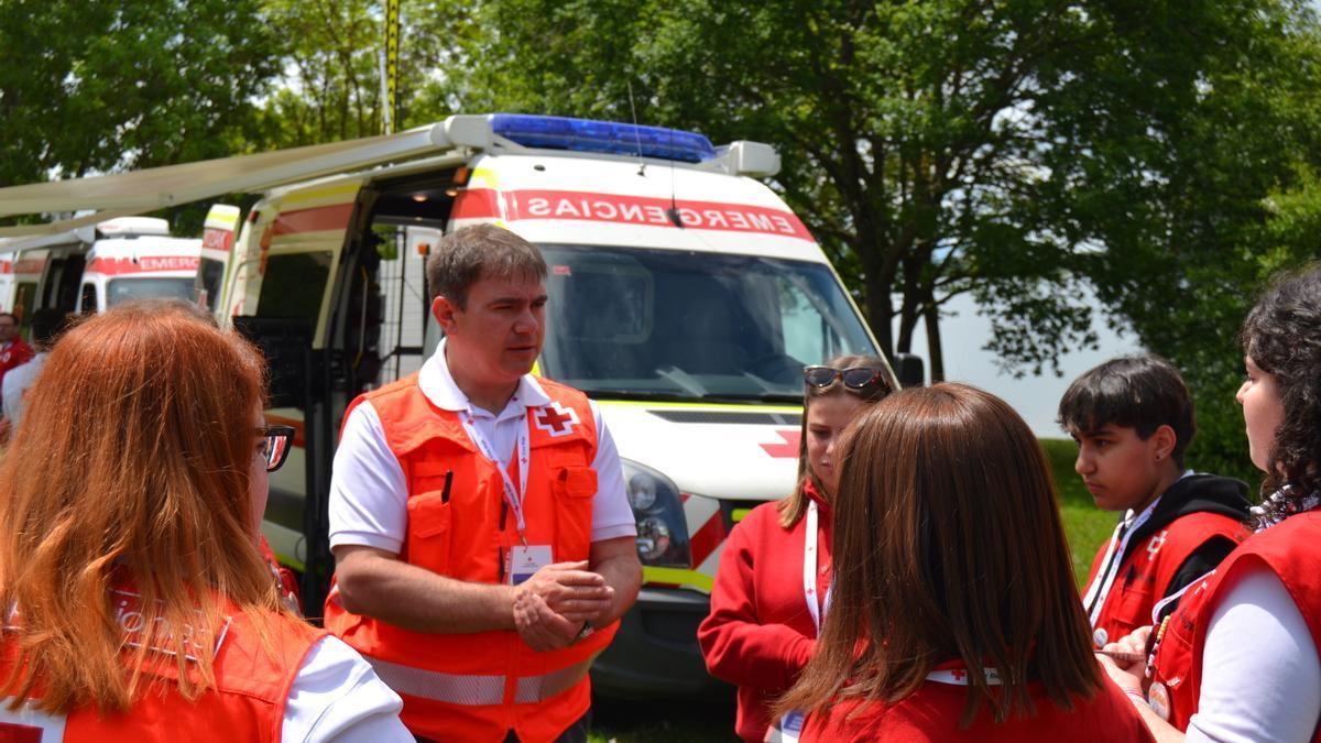 Iraitz Echarri Izaguirre, director del centro de operaciones de Euskadi de la Cruz Roja, explicando a sus compañeros.