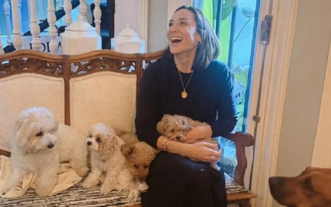 Tamara Falcó (de negro), con un grupo de perros.