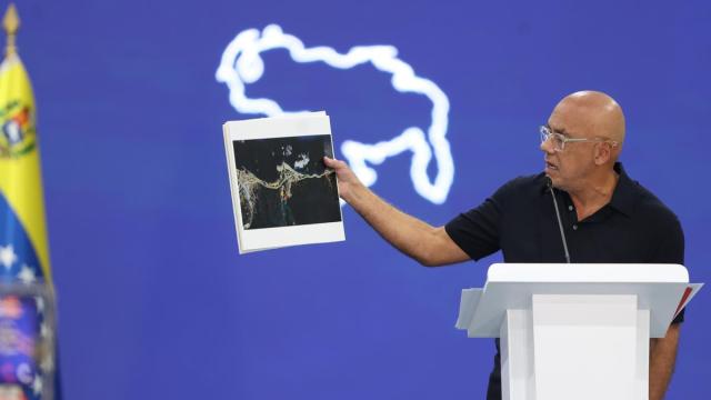 El presidente del Parlamento, Jorge Rodríguez, informa en rueda de prensa de la situación sobre el terreno en Venezuela.