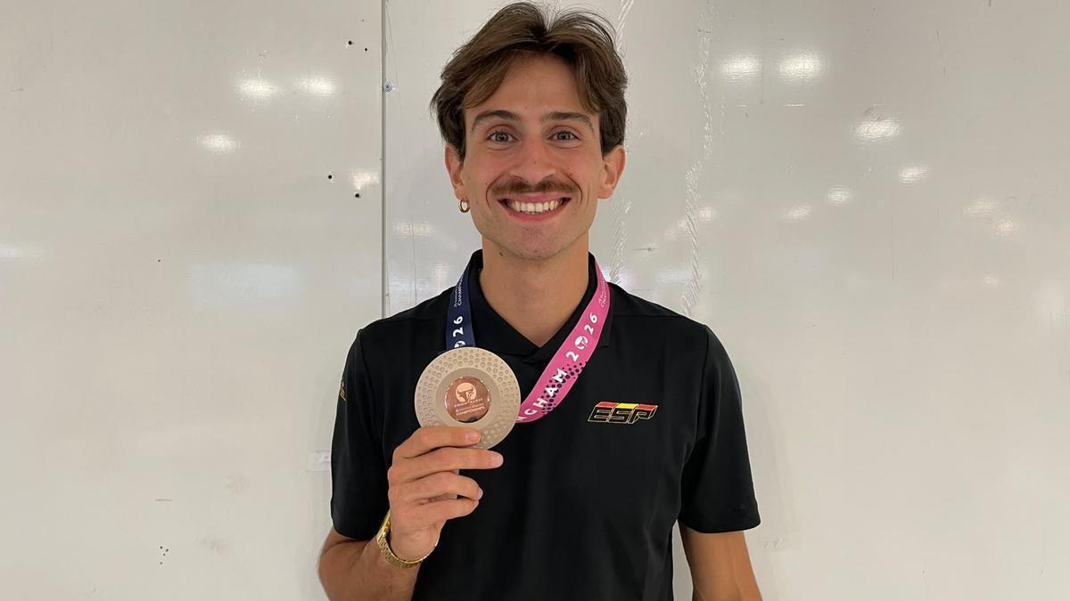 El atleta Andoni Calbano, con la medalla de bronce conseguida en el 4x100 mixto este verano.