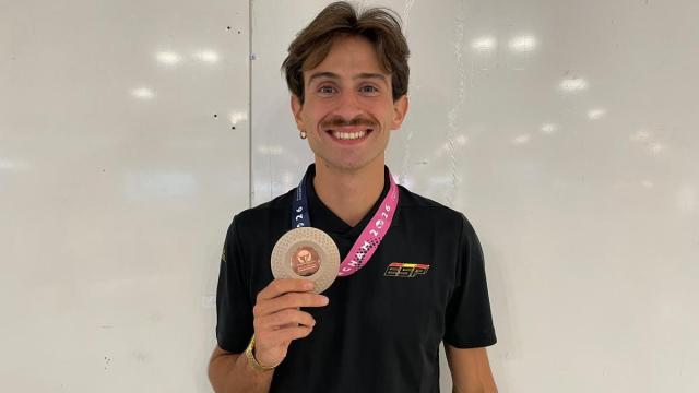 El atleta Andoni Calbano, con la medalla de bronce conseguida en el 4x100 mixto este verano.
