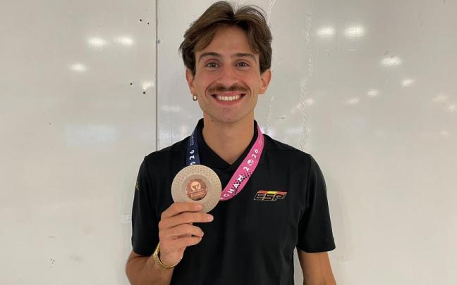 El atleta Andoni Calbano, con la medalla de bronce conseguida en el 4x100 mixto este verano.