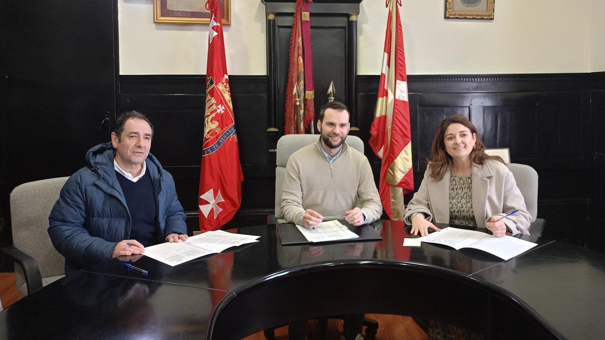 El alcalde de Orduña, en el centro, en la firma del convenio para las prácticas formativas de estudiantes