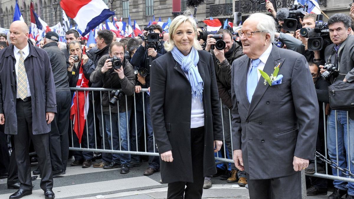 Marine Le Pen, junto a su padre Jean-Marie Le Pen.