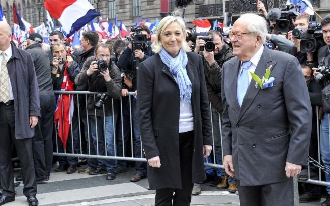 Marine Le Pen, junto a su padre Jean-Marie Le Pen. Marine Le Pen, junto a su padre Jean-Marie Le Pen.