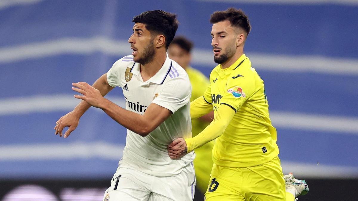 Baena defiende a Asensio en el partido disputado el sábado en el Bernabéu.