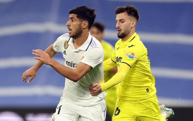 Baena defiende a Asensio en el partido disputado el sábado en el Bernabéu. Baena defiende a Asensio en el partido disputado el sábado en el Bernabéu.