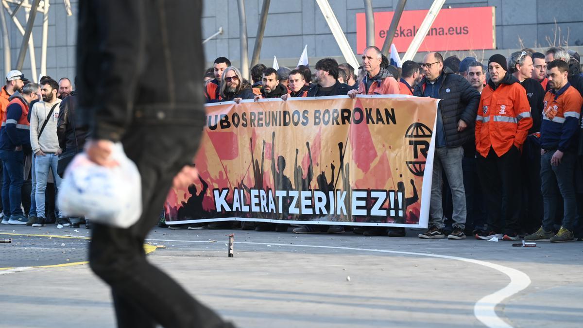 Trabajadores de Tubos Reunidos se concentran contra el ERE, frente al Palacio Euskalduna de Bilbao.