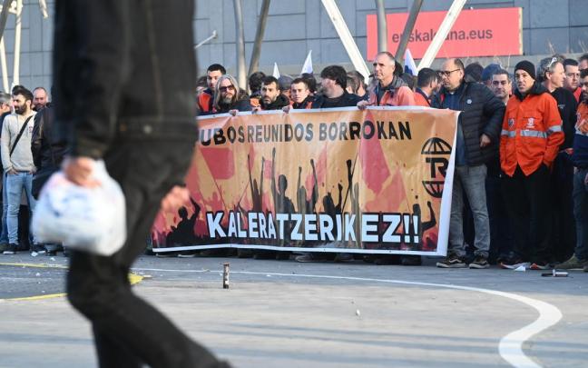 Trabajadores de Tubos Reunidos se concentran contra el ERE, frente al Palacio Euskalduna de Bilbao.