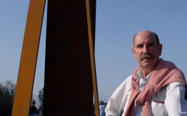 Patxi Basauri posa en 2007 junto a la escultura Intxortako Atea.