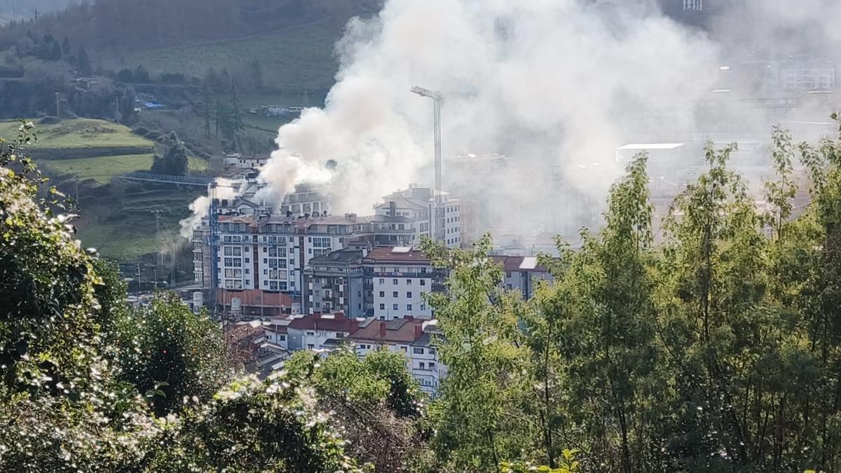 Imagen de la columna de humo en Eibar / N.G.