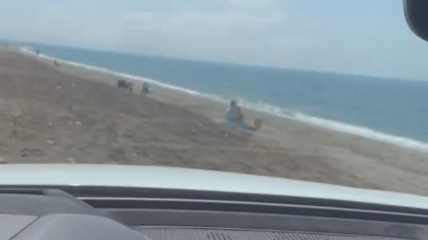Sousa, conduciendo su Lamborghini por una playa de Almería.