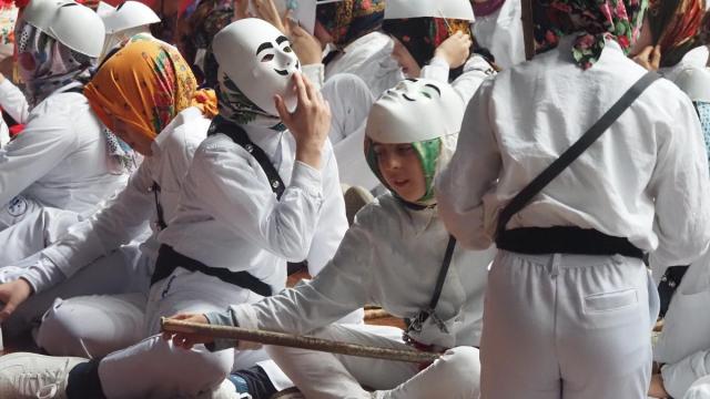 Los personajes del Carnaval vasco han tomado el frontón Izarraitz en la fiesta organizada por Ikasberri Ikastola