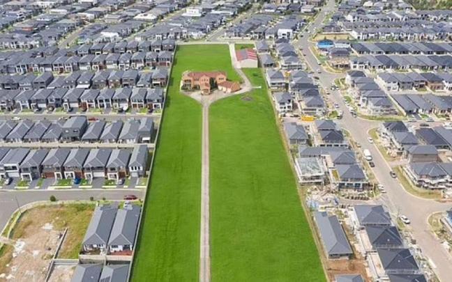 La casa de la familia australiana, en medio de las nuevas urbanizaciones.