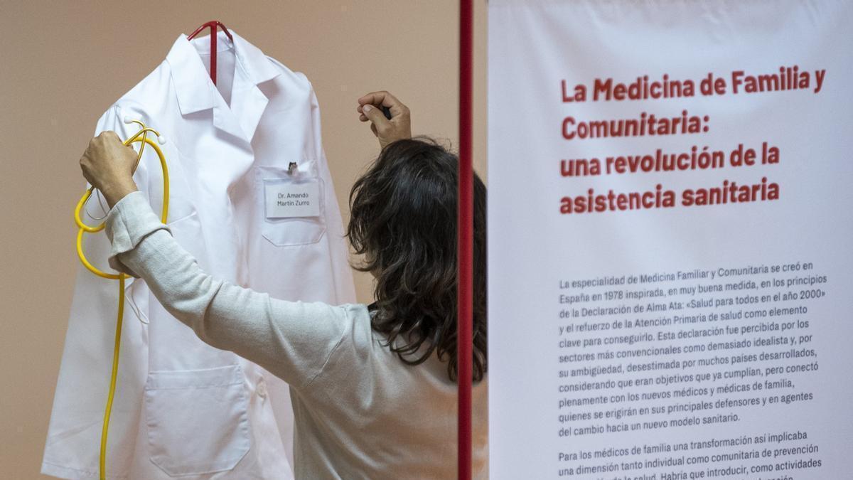 Una doctora prepara la inauguración del congreso de la Sociedad Española de Medicina de Familia y Comunitaria (semFYC) en Donosti.