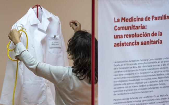 Una doctora prepara la inauguración del congreso de la Sociedad Española de Medicina de Familia y Comunitaria (semFYC) en Donosti.